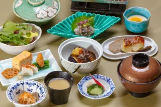 【朝食:和食】和食は焼き魚や小鉢をお膳でご用意。お一人様ごとに和食、洋食よりご選択。