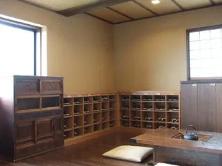 「旅籠 八幡野」2階玄関。3階はお部屋の玄関まで靴のままで行けます