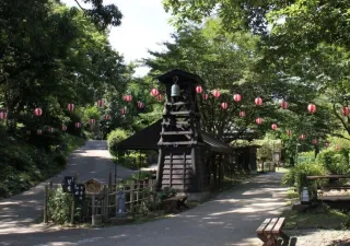 【夏】緑が綺麗な夏のきらの里。夏らしい提灯が昔懐かしい風情を演出♪