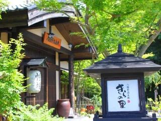 きらの里の帳場。自然に囲まれた宿で寛ぎのひとときをお過ごし下さい。