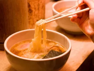 【無料サービス】夜の小腹の空いたお時間に、昔ながらのラーメンをご用意しております。(22:00~)