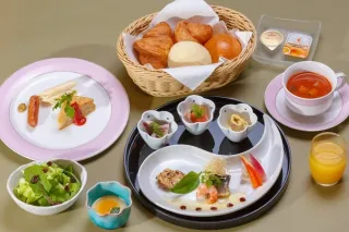 【朝食:洋食】洋食は卵料理や小鉢をお膳でご用意。お一人様ごとに和食、洋食よりご選択。