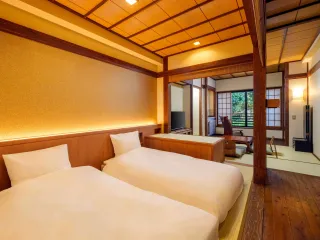 【旅籠 八幡野】ローベッドを2台設えた寝室。(2025年12月リニューアル)