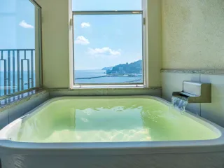 スカイフォース《イースト》|客室から花火を望む露天風呂付き客室