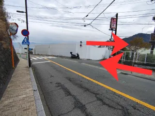 【階段なしルート⑤】『旅館さくらや』様を通過していただき、見えてまいります横断歩道付近を右折してお進みください。