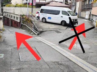 【階段なしルート⑥】坂道を少々下り、二股の分かれ道を左側へ直進します。突き当たりを左折していただきますと、ビスタ熱海テラスに到着いたします。