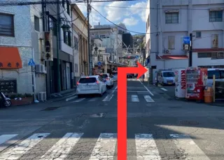 ④直進後、信号のある交差点を右折します。
