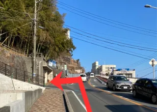 ⑥当館をすぎて、道なりにございます1つ目の曲がり角を左折します。