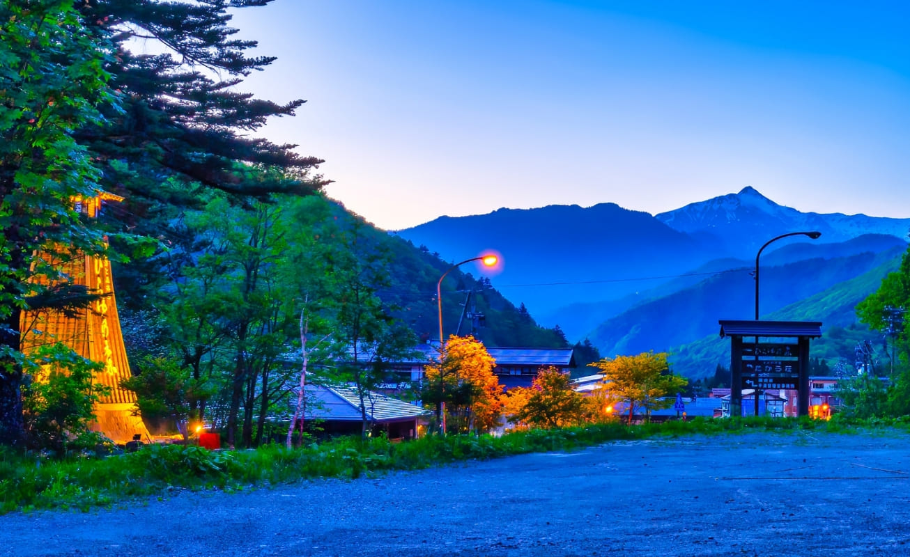 夕暮れの平湯温泉敷地