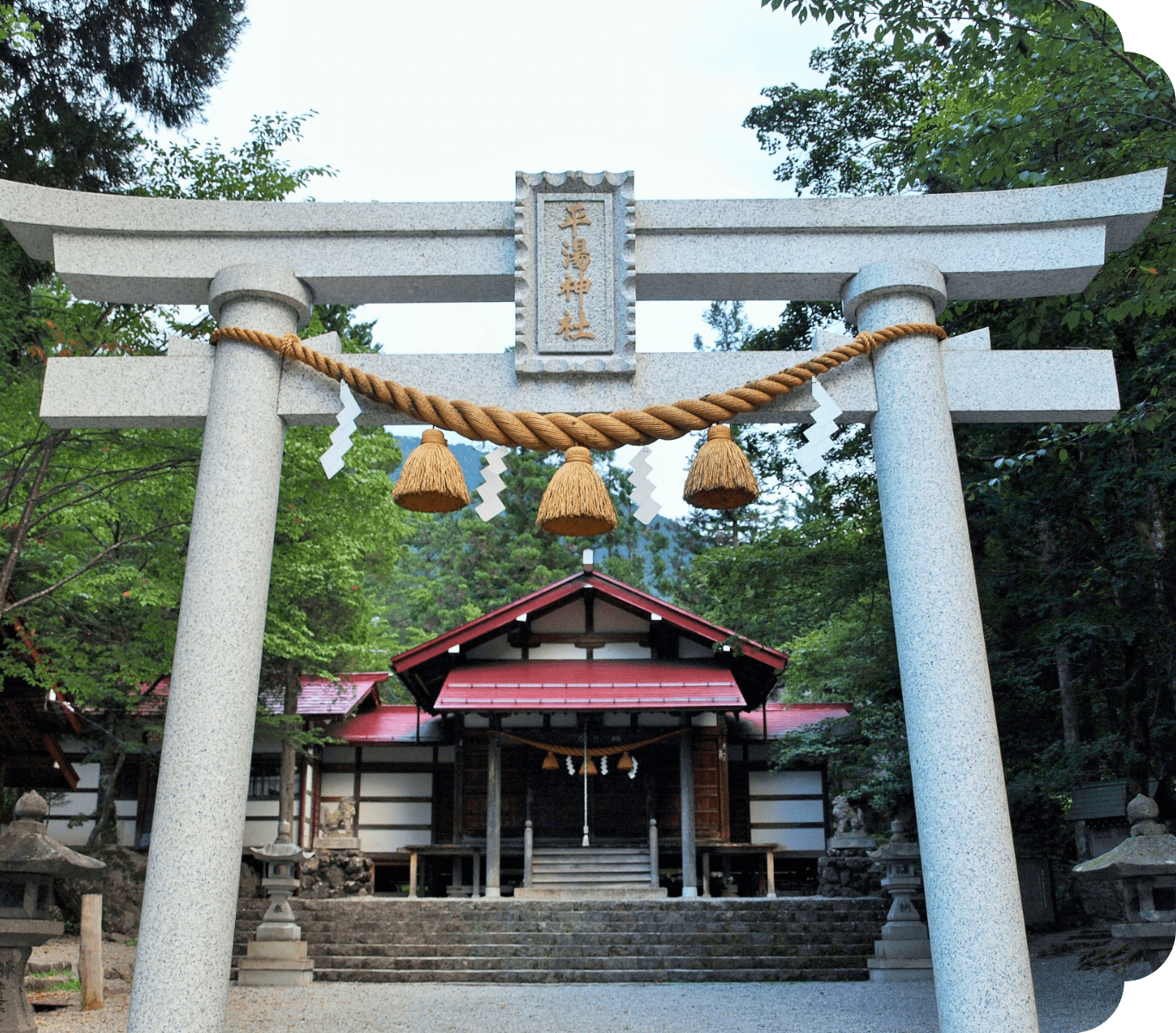 平湯神社の境内