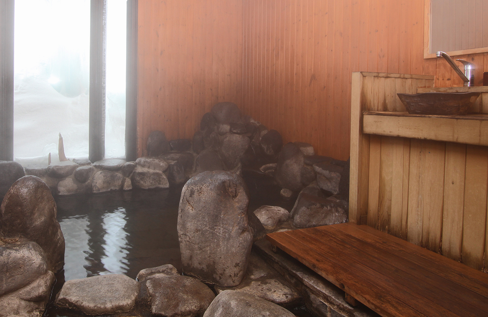 森に浮かぶようなお風呂