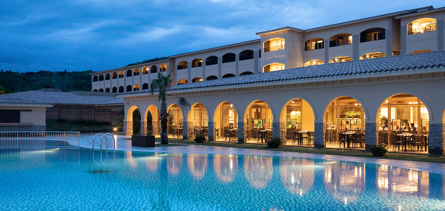 お子様用プールや天然温泉ジャグジーも完備しているガーデンプール