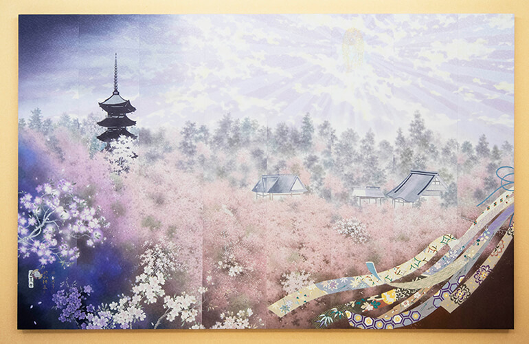 御室 花伝抄内に飾られた紋意匠ちりめん 無線友禅ぬれ描き 御室桜
