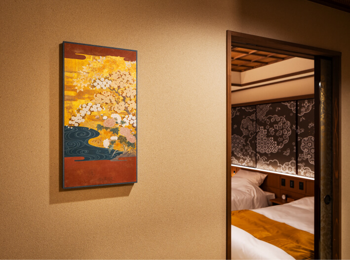 御室 花伝抄に飾られた和風の壁掛けアートパネル