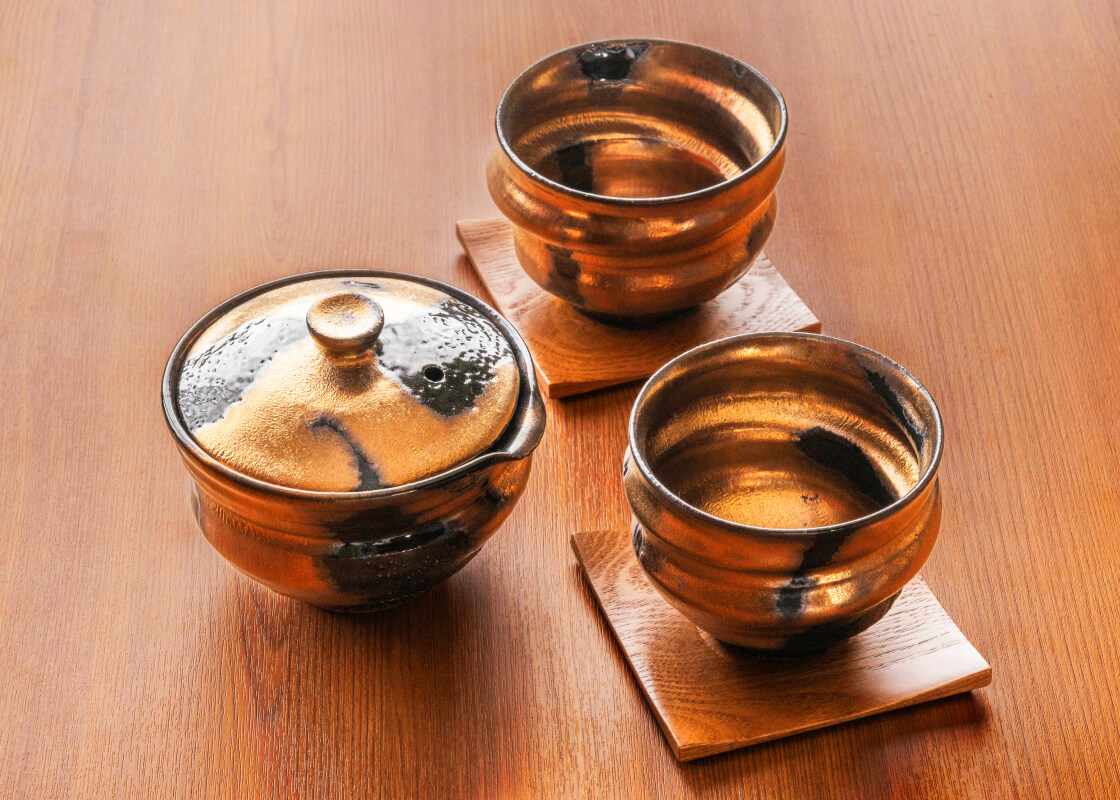 御室 花伝抄客室にある御室焼の茶器