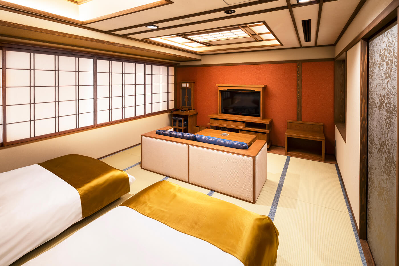 御室 花伝抄デラックスツインのベッド側から見た部屋