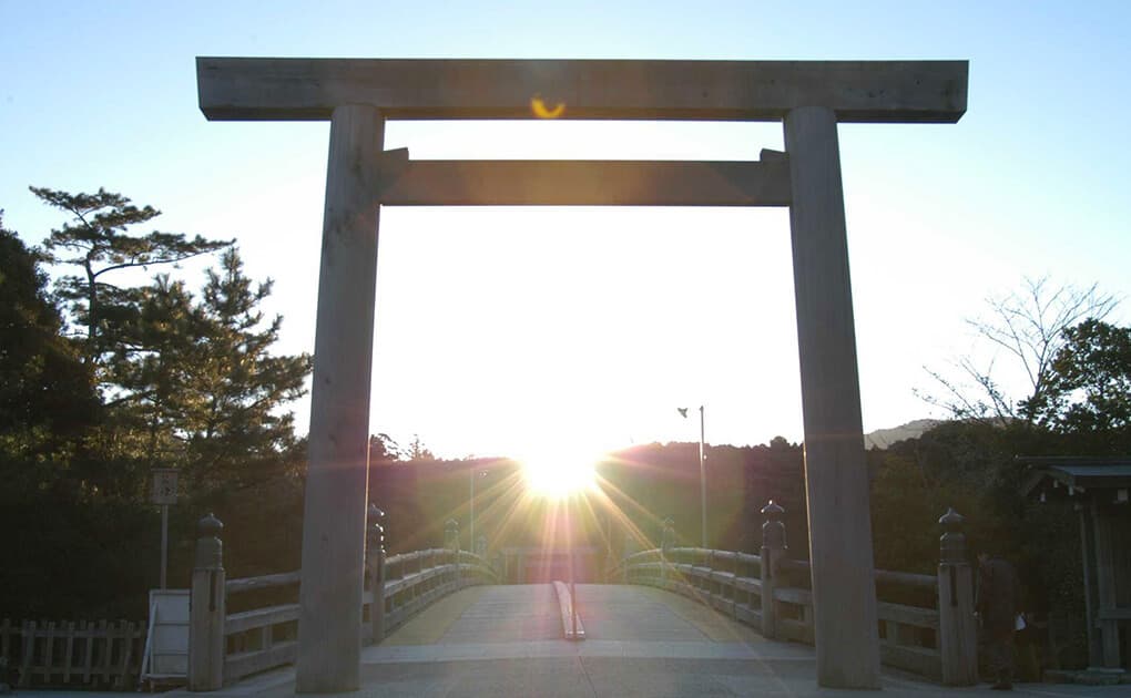 画像：伊勢神宮大鳥居から昇る朝日