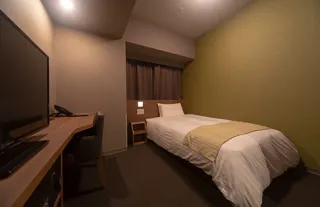 ビジネスや一人旅にも最適なセミダブルの客室