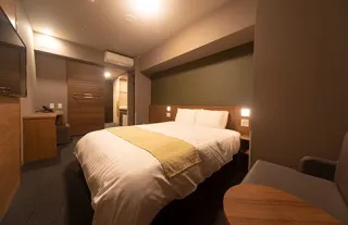 快適な眠りを支えるシモンズ社製クイーンサイズベッドの客室