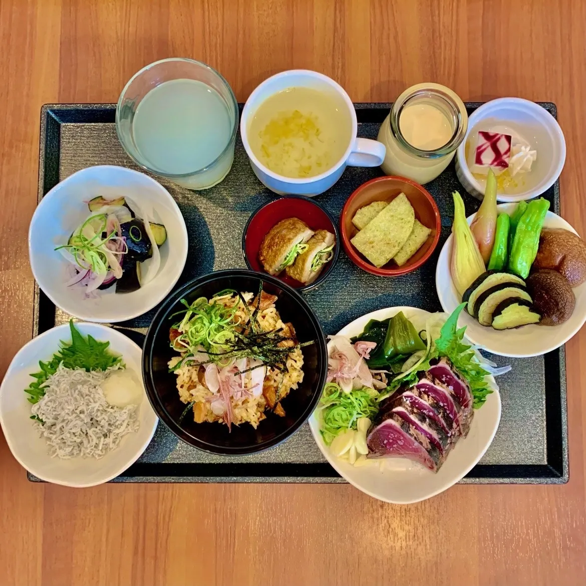 ビジネスホテル ドーミーイン高知 朝食・薬味たっぷり 「かつおのたたき」・ご当地逸品