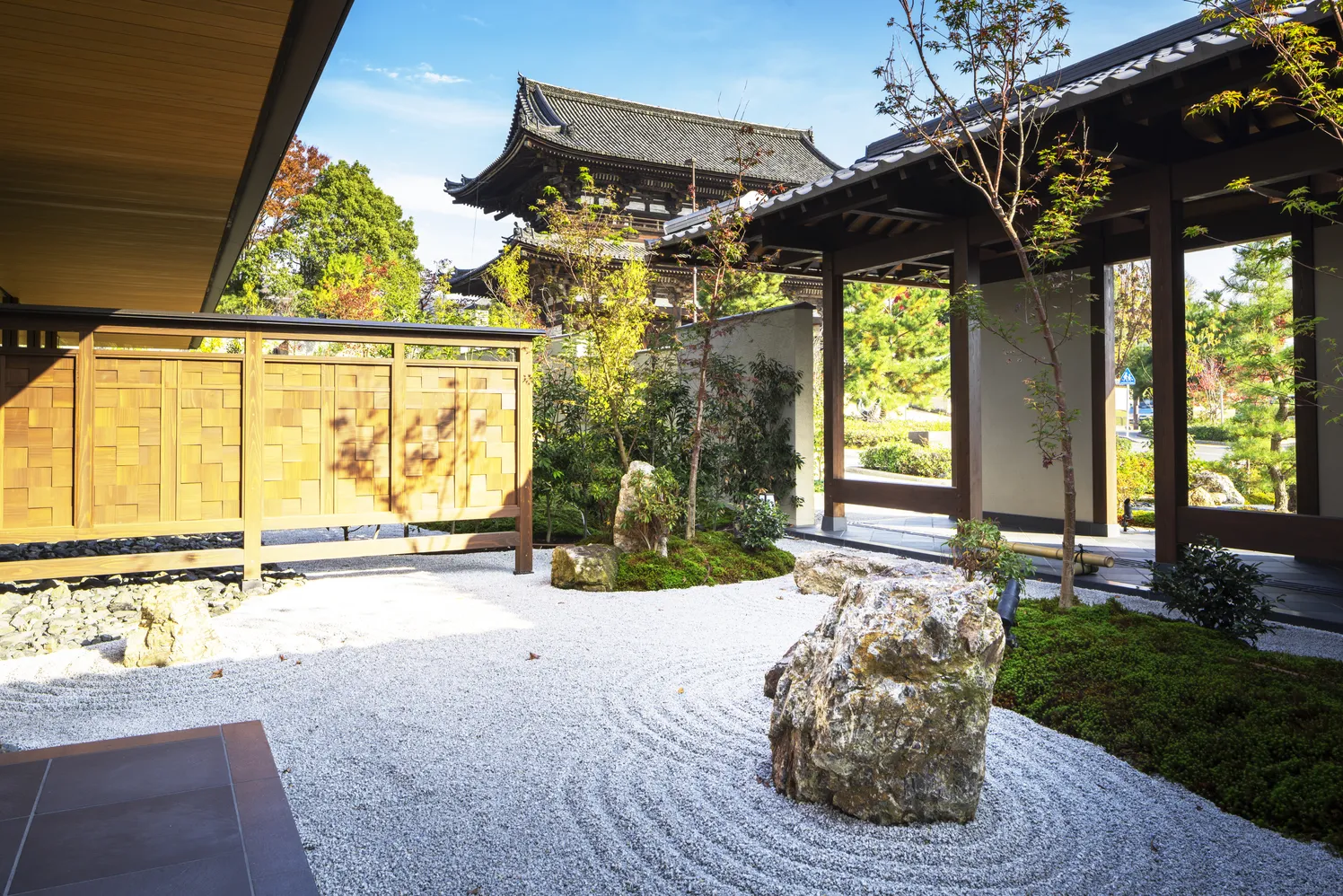 枯山水庭園と仁和寺を望むエントランス